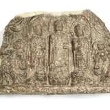 Steinstele mit Schnitzerei des Buddha und Wächterfiguren - Foto 1