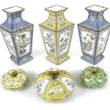 Drei Kanton-Email-Deckeldosen und drei Vasen quadratischen Querschnitts - Foto 1