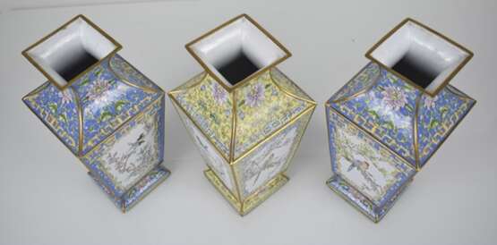 Drei Kanton-Email-Deckeldosen und drei Vasen quadratischen Querschnitts - фото 4