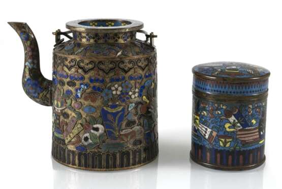 Teekanne und Cloisonné-Deckeldose mit Dekor von Antiquitäten - фото 1
