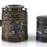Teekanne und Cloisonné-Deckeldose mit Dekor von Antiquitäten - photo 1