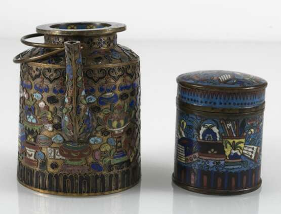 Teekanne und Cloisonné-Deckeldose mit Dekor von Antiquitäten - фото 2
