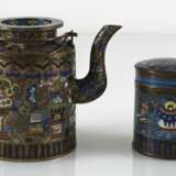 Teekanne und Cloisonné-Deckeldose mit Dekor von Antiquitäten - фото 3
