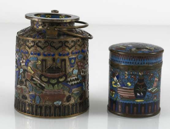 Teekanne und Cloisonné-Deckeldose mit Dekor von Antiquitäten - фото 4