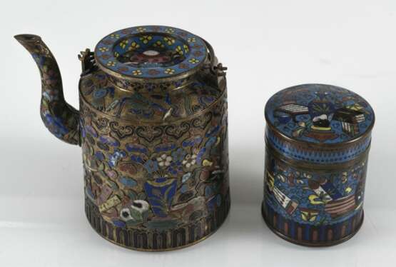 Teekanne und Cloisonné-Deckeldose mit Dekor von Antiquitäten - photo 5