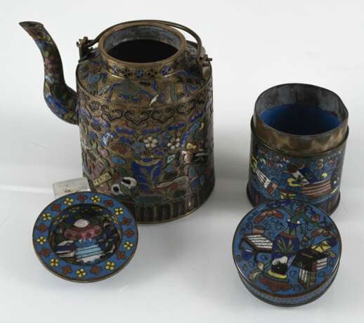Teekanne und Cloisonné-Deckeldose mit Dekor von Antiquitäten - фото 6