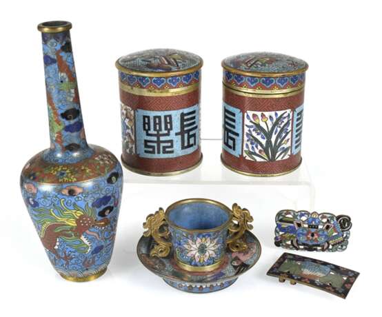 Gruppe von Cloisonné-Arbeiten, u. a. zwei Deckeldosen, Vase, Becher und Schließen - фото 1