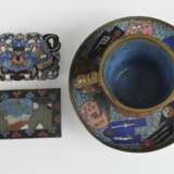 Gruppe von Cloisonné-Arbeiten, u. a. zwei Deckeldosen, Vase, Becher und Schließen - photo 2