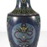 Cloisonné-Vase mit Dekor fünfklauiger Drachen in Reserven auf Lotosgrund - Foto 3