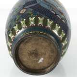 Cloisonné-Vase mit Dekor fünfklauiger Drachen in Reserven auf Lotosgrund - фото 4