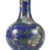 Cloisonné-Flaschenvase mit blaugrundigem Blumendekor - photo 1