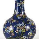 Cloisonné-Flaschenvase mit blaugrundigem Blumendekor - photo 2