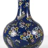 Cloisonné-Flaschenvase mit blaugrundigem Blumendekor - Foto 3
