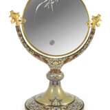 Spiegel mit Cloisonné-Dekor auf Stand, die Spiegelfläche graviert - photo 1