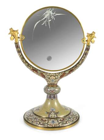 Spiegel mit Cloisonné-Dekor auf Stand, die Spiegelfläche graviert - photo 1