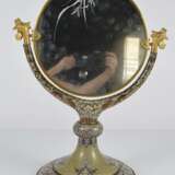 Spiegel mit Cloisonné-Dekor auf Stand, die Spiegelfläche graviert - фото 2