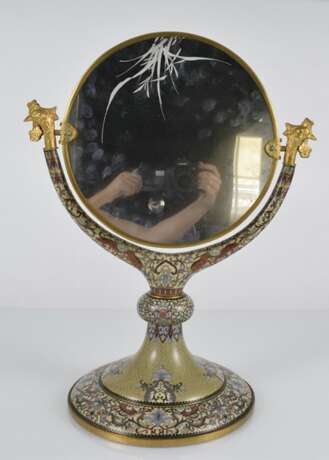 Spiegel mit Cloisonné-Dekor auf Stand, die Spiegelfläche graviert - Foto 2