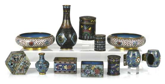 Gruppe von Cloisonné-Arbeiten, unter anderem Paar Pinselwascher, Vogeltränken, Vasen und Dosen - фото 1
