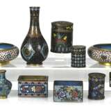 Gruppe von Cloisonné-Arbeiten, unter anderem Paar Pinselwascher, Vogeltränken, Vasen und Dosen - photo 1