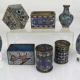 Gruppe von Cloisonné-Arbeiten, unter anderem Paar Pinselwascher, Vogeltränken, Vasen und Dosen - фото 2