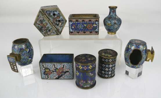 Gruppe von Cloisonné-Arbeiten, unter anderem Paar Pinselwascher, Vogeltränken, Vasen und Dosen - photo 2