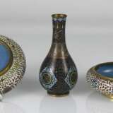 Gruppe von Cloisonné-Arbeiten, unter anderem Paar Pinselwascher, Vogeltränken, Vasen und Dosen - фото 4