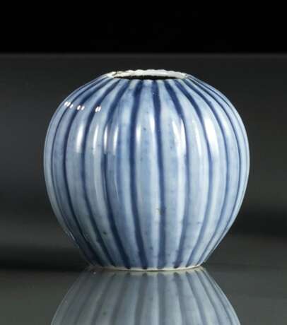 Melonenförmiges Tuschwassergefäß aus Porzellan mit transparent blauer Glasur - Foto 1