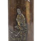 Bronzevase mit Guanyin in Relief - photo 1