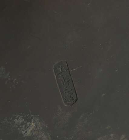Bronzevase mit Guanyin in Relief - photo 4