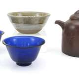 Paar blaue Glasschalen, eine Yixing-Teekanne und eine Keramik-Schale - photo 1