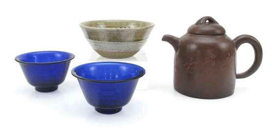 Paar blaue Glasschalen, eine Yixing-Teekanne und eine Keramik-Schale - фото 1
