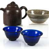 Paar blaue Glasschalen, eine Yixing-Teekanne und eine Keramik-Schale - Foto 2