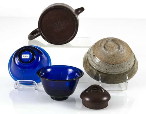 Paar blaue Glasschalen, eine Yixing-Teekanne und eine Keramik-Schale - Foto 3