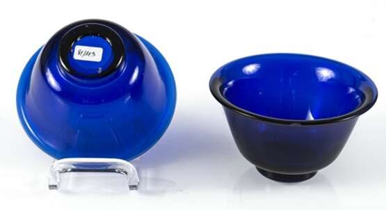Paar blaue Glasschalen, eine Yixing-Teekanne und eine Keramik-Schale - Foto 4