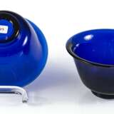 Paar blaue Glasschalen, eine Yixing-Teekanne und eine Keramik-Schale - photo 4