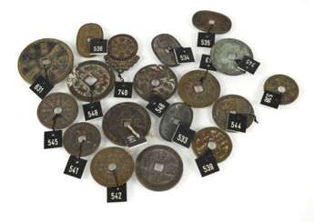 18 münzförmige Amulettes, notamment avec les 12 signes du Zodiaque et les huit Trigrammes