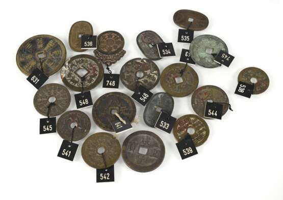 18 münzförmige Amulette, u. a. mit den 12 Tierkreiszeichen und den acht Trigrammen - Foto 1