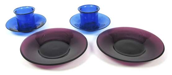 Zwei Becher mit Untersetzern und zwei Schalen aus blauem und violettem Glas - Foto 1