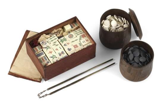 Zwei Becher mit Go-Steinen, ein Mah-Jongg-Spiel und ein Paar Essstäbchen - Foto 1