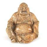Figur des sitzenden Budai aus orangefarbenem Jaspis - фото 1