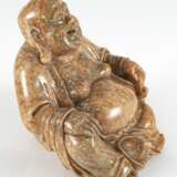 Figur des sitzenden Budai aus orangefarbenem Jaspis - photo 2