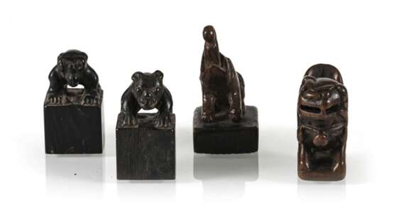 Gruppe von vier kleinen Siegeln mit zoomorphen Knäufen aus Holz/Bambus - photo 1