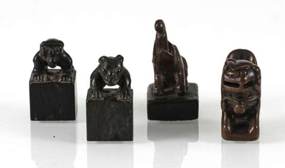 Gruppe von vier kleinen Siegeln mit zoomorphen Knäufen aus Holz/Bambus - фото 2