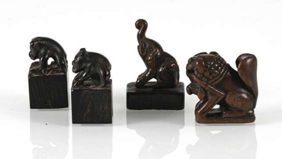 Gruppe von vier kleinen Siegeln mit zoomorphen Knäufen aus Holz/Bambus - фото 3