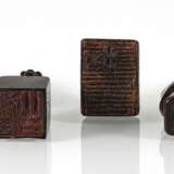 Gruppe von vier kleinen Siegeln mit zoomorphen Knäufen aus Holz/Bambus - photo 5