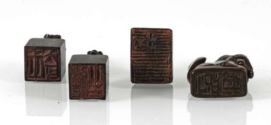 Gruppe von vier kleinen Siegeln mit zoomorphen Knäufen aus Holz/Bambus - photo 5