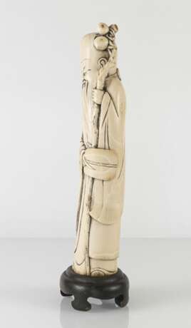 Figur des stehenden Shoulao aus Elfenbein, der gebogten Form des Zahnes angepasst - photo 2