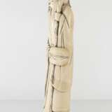 Figur des stehenden Shoulao aus Elfenbein, der gebogten Form des Zahnes angepasst - фото 2