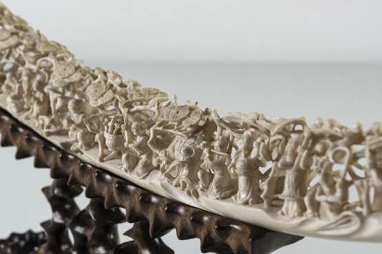 Beschnitzter Zahn mit in Durchbruch gearbeitetem Figurendekor aus Elfenbein - Foto 3