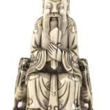 Feine Elfenbeinfigur eines sitzenden daoistischen Offiziellen - фото 1
